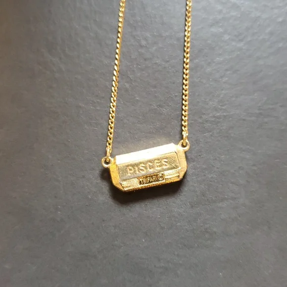 Vintage Trifari signed Zodiac Pisces Gold Tone Choker Necklace - Picture 8 of 9